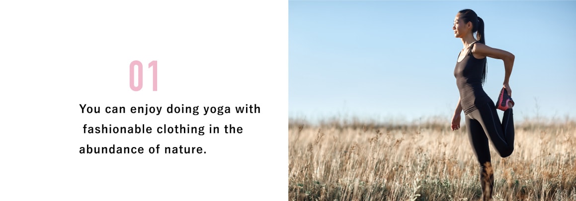 01 You can enjoy doing yoga with fashionable clothing in theabundance of nature.